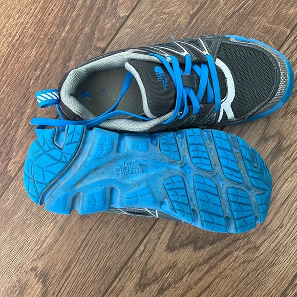 The North Face kids hiking shoe tennis shoe size 2 - Picture 6 of 7